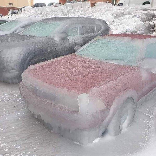 17. Rusya'da yağmur ve dondurucu soğuk, araçları rehin almış.