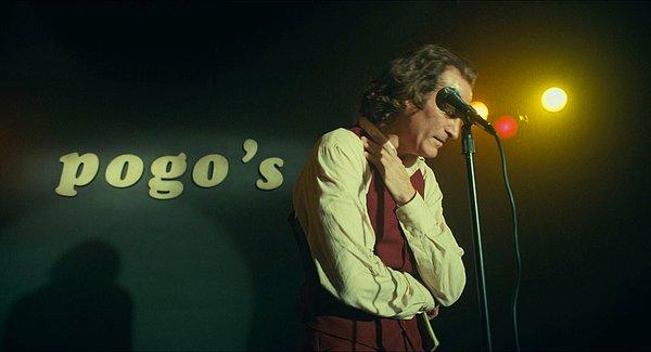 8. Joker'de Arthur, Pogo'nun komedi kulübünde gösteri yapıyor. Pogo, adını seri katil John Wayne Gacy'den alıyor.