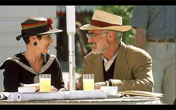 7. Truman Show'da, masadaki çift Daryl Davis ve Robert Davis, filmin çekildiği kasaba olan Seaside'ın kurucuları.