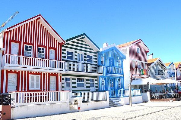 Sadece evleri değil, sahilleri, sandalları ve insanları da rengarenk!