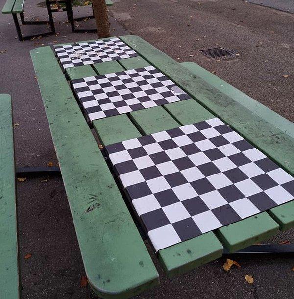 12. Parktaki masalarda satranç tahtaları var.
