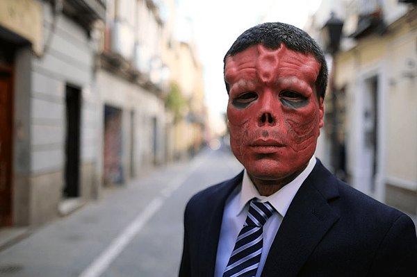Marvel'ın kötü kahramanı Red Skull'a benzemek için onlarca kez bıçak altına yatan Venezuelalı Henry Rodriguez ile tanışın.
