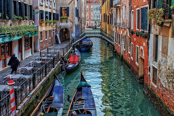 Turistin Venedik'ten 48 saat içerisinde çıkarılmasına karar verilerek şehirden kovulduğu öğrenildi.