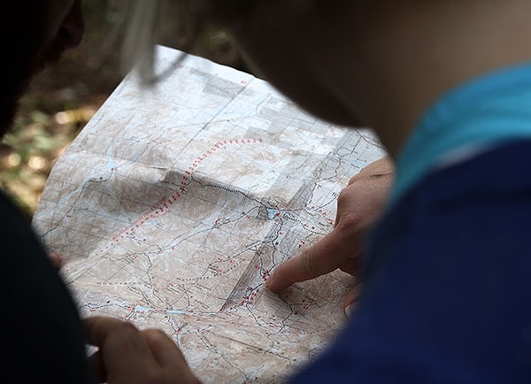 15. Спрашивать и записывать направления куда-то или даже искать и следовать указаниям на карте.