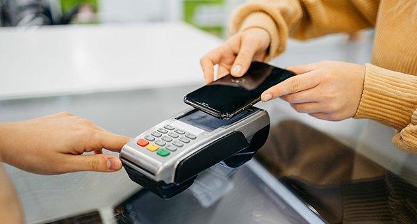 Her geçen gün daha yeni teknolojilerin çıkmasıyla alışverişlerde kredi kartı kullanımı da değişiyor. Fiziksel ticaretin yerini e-ticaret alırken temaslı ödemelerin yerini de temassız ödemeler alıyor.