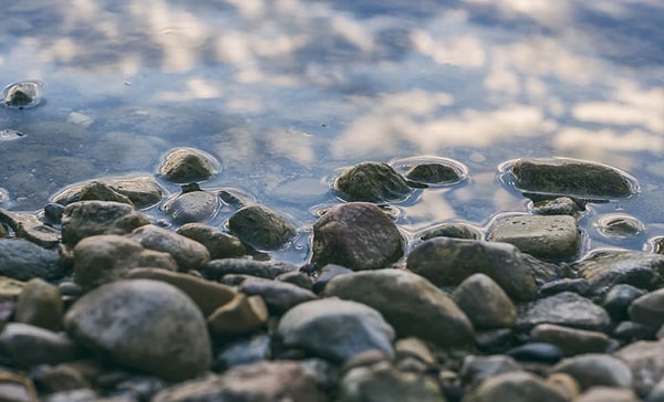 2. Не столько миф о выживании, сколько распространенная ошибка в кемпинге, которую может совершить любитель-выживальщик: никогда не используйте для костра камни, находящиеся в русле реки или рядом с ним. Никогда! У многих крошечные кусочки воды задерживаются внутри камней, а затем при нагревании от огня они превращаются в прекрасную гранату из-за того, что вода нагревается и превращается в пар, быстро расширяясь. Людям нравятся речные камни, потому что они гладкие, с них легко готовить, и они выглядят круто, но безумно опасны. Много камней вокруг. Найдите просто другой.