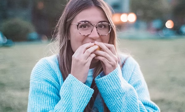 11. Ради бога, не ешьте все сырое. Вы должны изо всех сил стараться приготовить еду, которую вы поймали. Даже если это через открытый огонь в течение нескольких минут. Съесть, скажем, мертвую птицу, у которой может быть птичий грипп