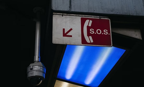 14. Если вас что-то поранило, НЕ пытайтесь вытянуть этот предмет. Если вы попытаетесь вытащить его, вы сделаете ситуацию еще хуже и, возможно, истечете кровью до смерти, в зависимости от того, куда вас ударило.