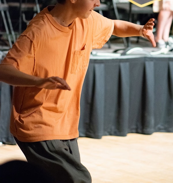 2. Не знаю, считается ли это, но у меня была любимая оранжевая футболка, и я не видел ее уже много лет. Спросил у мамы, знает ли она что-нибудь о ней, и описал рисунки на ней. Она сказала: «Ты имеешь в виду бирюзовую? Она в ящике». Я немного поругался с ней по этому поводу и, наконец, пошел проверить указанный ящик, и вот она, моя любимая «оранжевая» рубашка во всей своей бирюзовой красе.