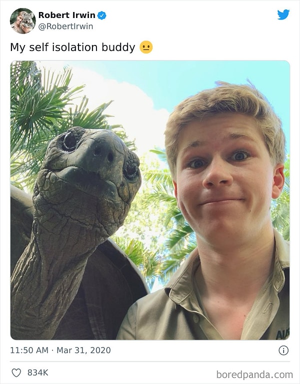 1. 16-летний сын охотника на крокодилов Стива Ирвина Роберт поделился очаровательным селфи с черепахой по имени Иглу