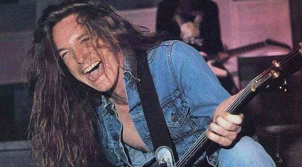 10. Metal müziğin efsane grubu Metallica'nın basçısı Cliff Burton, grubun Avrupa turnesi sırasında kaldıkları otobüsün üst ranzasında uyumayı seçti.