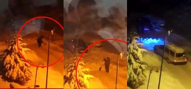 Nevşehir Hacıbektaş'ta Belediyenin İş Makineleriyle Temizlediği Karları Kürekle Tekrar Yola Atan Adam