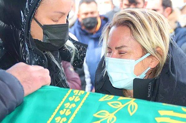 1. Ece Erken'in eşi avukat Şafak Mahmutyazıcıoğlu'nun tabutu başında gözyaşı döktü. Erken, 'Çok erken gitti. Onun yerine keşke ben ölseydim' dedi.