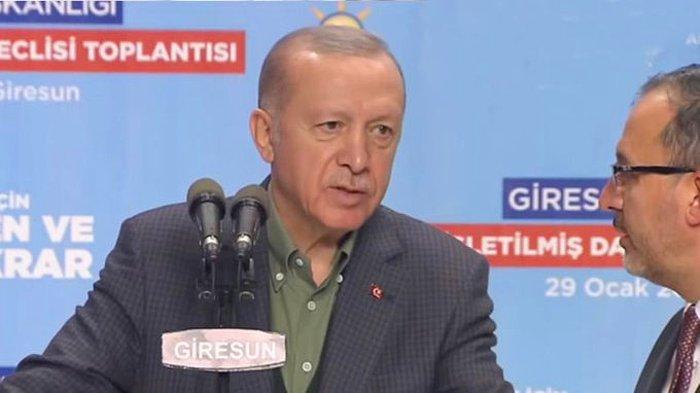 Erdoğan Giresun'daki Kalabalığı Beğenmedi: 'Basit Bir Düğün Salonunda Yaptık Yine'