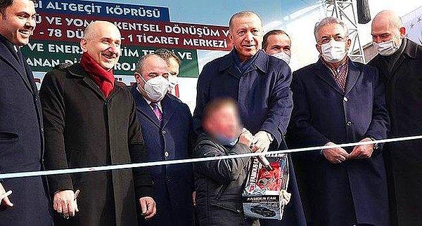 Sahneye çağırılan ve mikrofon verilen çocuk, Kemal Kılıçdaroğlu'na 'Hain' diyerek hakaret etti. Erdoğan'ın ise çocuğun bu davranışlarının ardından gülümsediği görüldü.