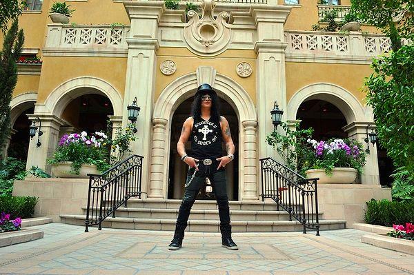 2. Grubun solo gitaristi Slash, Los Angeles'taki evinin bahçesini zehirli yılanlar ve kertenkeleler ile doldurdu!