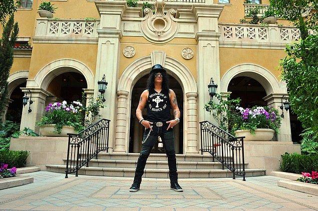 2. Grubun solo gitaristi Slash, Los Angeles'taki evinin bahçesini zehirli yılanlar ve kertenkeleler ile doldurdu!
