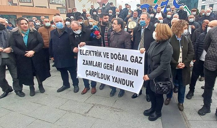 Rize'de Elektrik ve Doğalgaz Zamları Protesto Edildi: 'Çarpilduk, Yanduk'