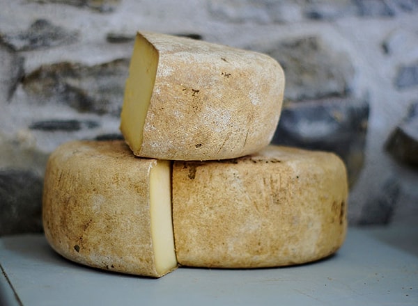 2. Некоторые люди выбрасывают целый кирпич сыра, когда на его части появляется плесень. Обычно я срезаю кусок формы с небольшим количеством плесени и продолжаю кушать остальное