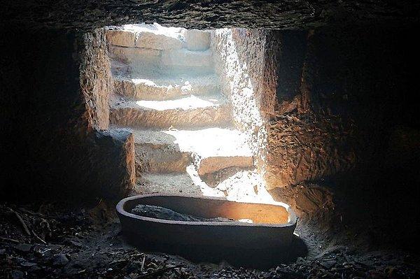 2. Mısır'da bulunan bir aile mezarında tam 30 mumya keşfedildi.