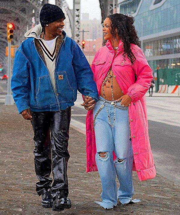 Biz yeni şarkısı ne zaman çıkacak diye heyecanla beklerken Rihanna ve sevgilisi ASAP Rocky bebek beklediklerini duyurmuşlardı.