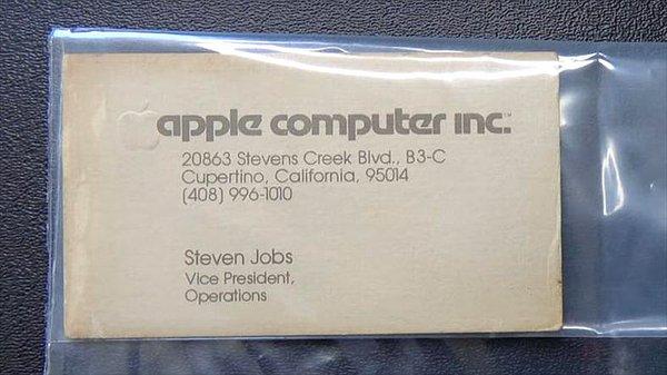 6. Apple'ın geçtiğimiz yıllarda hayata veda eden kurucusu Steve Jobs'ın 1979 yılından kalma bir kartviziti ortaya çıktı. Bir YouTube çalışanının ortaya çıkardığı kartvizit, açık artırma yolu ile satışa sunulacak.
