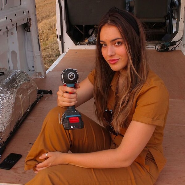 Она сняла все это и приступила к работе.