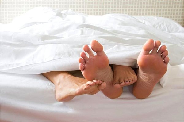 Seks yapmanın tansiyonu düşürmek, bağışıklık sisteminizi güçlendirmek ve daha iyi bir uyku çekmenizi sağlamak gibi birçok psikolojik ve fizyolojik faydası olduğu kanıtlandı.