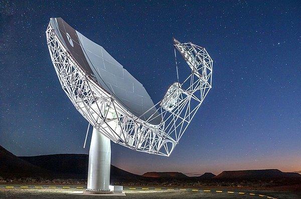 SARAO astronomları, Samanyolu’nun merkezinin detaylı bir yeni teleskop görüntüsünü elde etti. Bilim insanları görüntüyü elde etmek için üç yıl boyunca, MeerKAT teleskopuyla 200 saat harcadı. Elde edilen 70 terabaytlık veri, Cape Town’daki iki süper bilgisayarda işlendi.