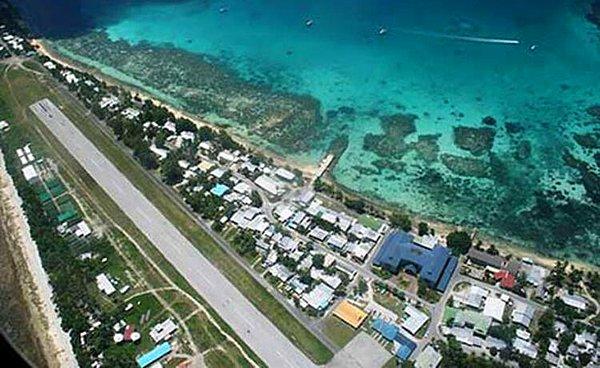 Alçak coğrafyası nedeniyle Tuvalu, fırtınalar, siklonlar ve tsunamiler dahil olmak üzere birçok doğal afet riski altındadır.