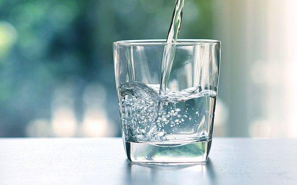Tabii ki en ama en önemlisi sürekli ve doğru oranda su içmek. En ufak bir dehidrasyon hali bile koronanın semptomlarının artmasına sebep oluyor. Aynı zamanda normal düzende de en az 2 litre su içmeyi ihmal etmeyin!