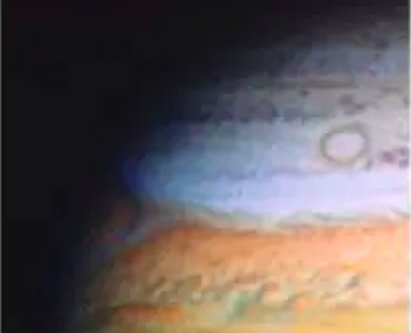 Zamanla Hubble’ın görüntüleri daha iyi hale geldi ve 1991 yılının Mart ayında, Geniş Alan/Gezegen Kamerası tarafından çekilen bu gerçek renkli fotoğraf da dahil olmak üzere Jüpiter’in ilk gözlemleri yayınlandı.