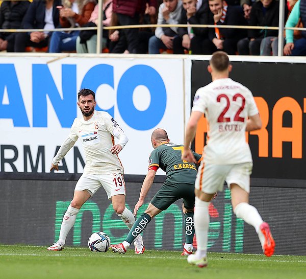 10 kişi kalan rakibi karşısında Galatasaray, ikinci yarıda şut çekemedi.