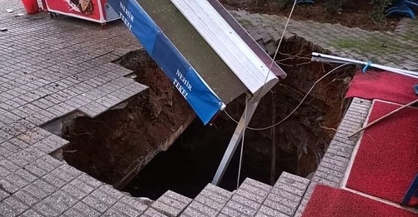 İstanbul Kadıköy'de meydana gelen olay, sosyal medyada gündem oldu. İşyerinin önünde telefonla konuşurken 'yerin dibine giren' Ömer Kaçağan'ın durumunun iyi olduğu öğrenildi.