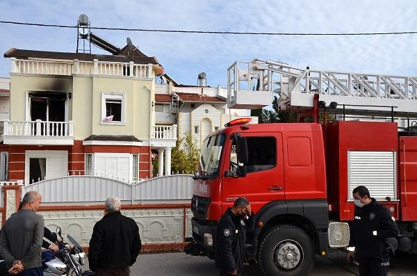 Villada bilinmeyen bir nedenle yangın çıkınca, Burak Ü. yanarak hayatını kaybetti.