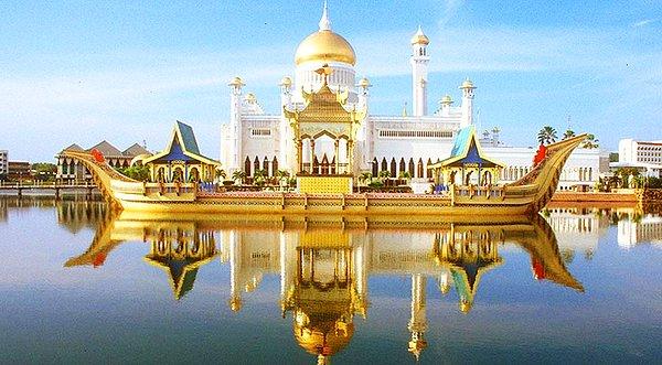 Düğün, dünyanın en büyük saraylarından olan Brunei Sultanı'nın sarayı Istana Nurul Iman'da gerçekleşti.