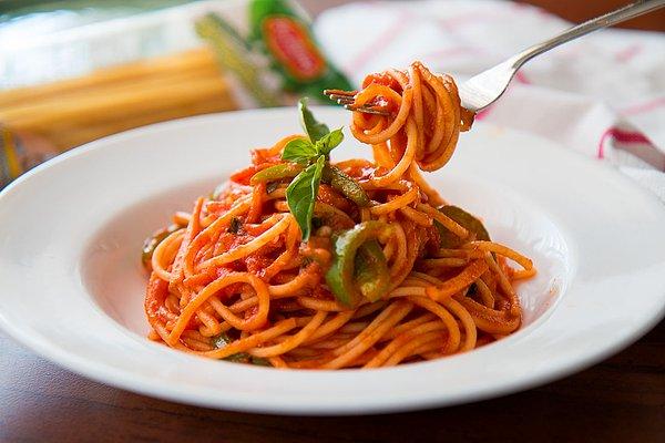 İkinci bir etken ise preslenme basıncı. Mesela spagettiyi yaparken orta düzey bir basınç ama deniz kabuğu şeklindeki makarnalarda yüksek düzeyde basınç kullanılır. Bu sebeple dokusu ve tadı değişir, ancak çok kaynatırsanız spagetti gibi bir tada ulaşabilir.