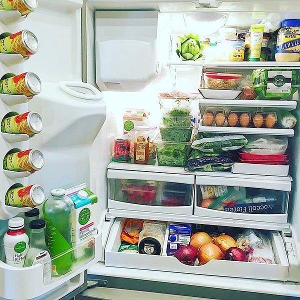 Sağlıklı tüketimin ilk koşulu, gıda maddelerinin tazeliklerini yitirmeden uygun saklanabilmesi. Bu konuda ise hepimiz buzdolabına çok güveniyoruz. Peki gerçekten öyle mi? Her gıda maddesi buzdolabında saklanır mı? Aslında hayır. Aşağıda vereceğimiz besinler buzdolabınızdaysa hemen şimdi onları çıkarmanızı öneriyoruz...👇