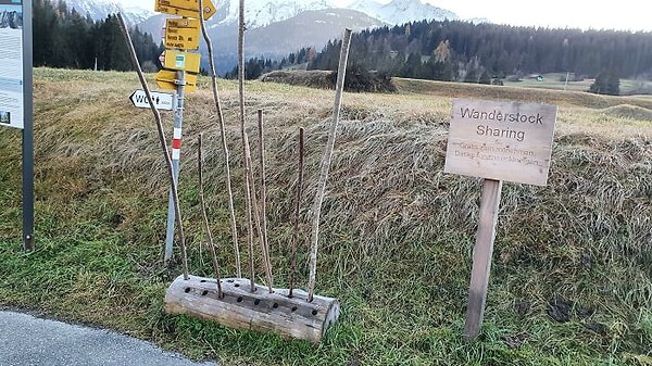 6. В начале пешеходного маршрута есть место для обмена тростями