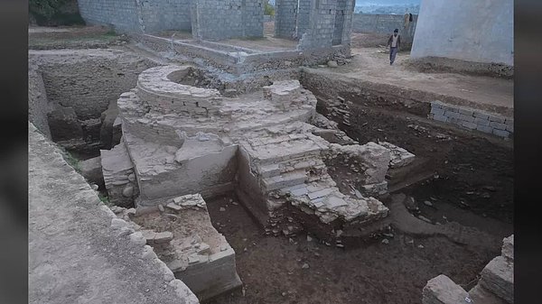 Kazılarda, üç metreden uzun stupa adlı kubbe veya koni şeklindeki bir Budist anıtının bulunduğu silindir şeklinde bir yapının üstünde bir tören platformu keşfedildi.