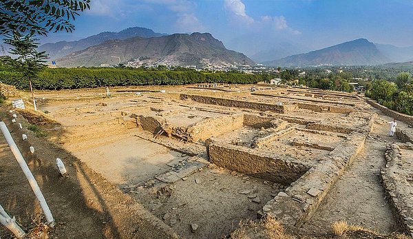 Barikot, MÖ 327'de antik Gandara krallığını fetheden Büyük İskender döneminden kalma kaynaklarda Bazira ve Beyra olarak geçiyor.