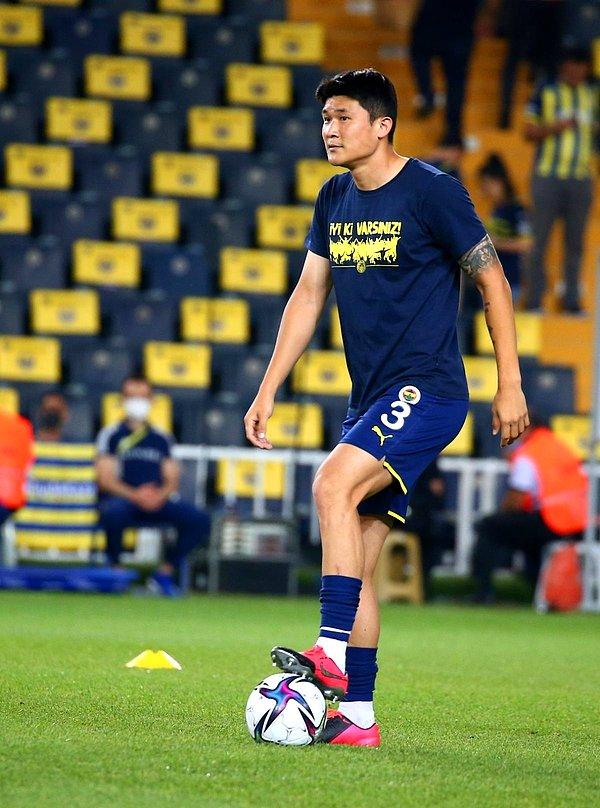 Napoli'nin başarılı savunmacı Kim Min-Jae için Fenerbahçe'ye teklif yaptığı öne sürüldü.