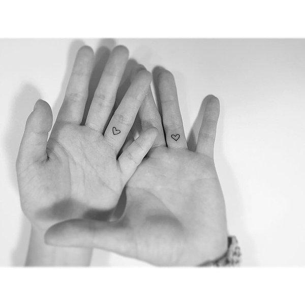 42. Bazen en küçük dövmeler en romantik dövme olabiliyor... Bu yüzük parmaklarının iç tarafına gizlenmiş minnoş küçük kalpler gibi...