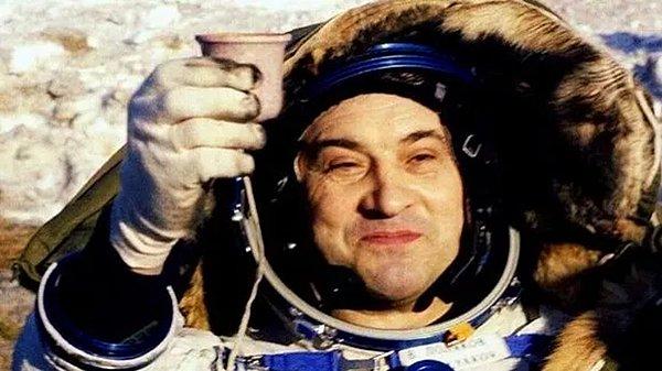 Amerikalı astronot, dönüşüyle birlikte NASA'nın uzayda kesintisiz geçirilen gün sayısı rekorunu elde etmiş olacak ama dünya rekoru, 1994 ve 1995'te Rus Mir uzay istasyonunda 437 gün kalan Valeri Polyakov'a ait.