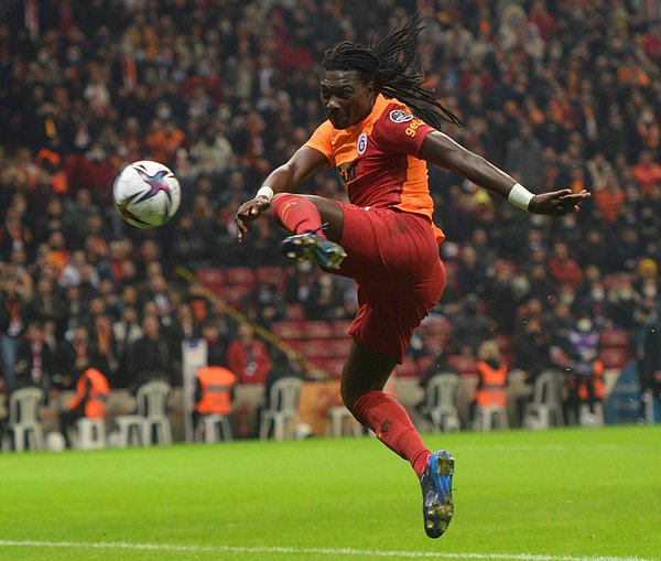 59. dakikada Galatasaray'ın gole ihtiyacı varken Gomis'in çıkarılması tribünleri çileden çıkardı.