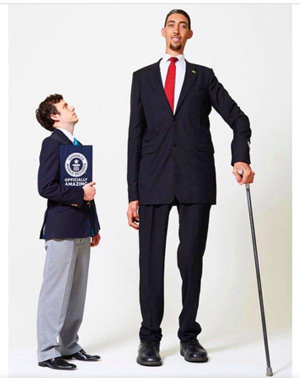 Ayrıca Kösen 13 yılda 3 defa Guinness Rekorlar Kitabı’na girmeye hak kazanan dünyanın en uzun insanı.