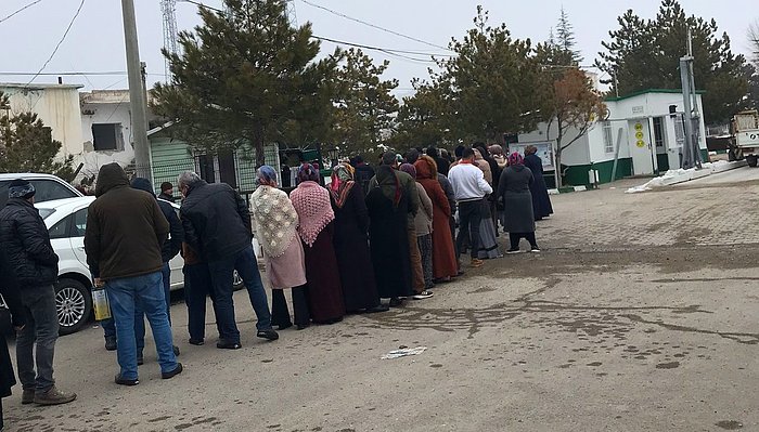 Niğde'de -5 Derecede Ucuz Yağ ve Pirinç Kuyruğu: 'Hükümet Bu Durumdan Utansın'