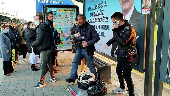 Adana'da Otobüs Durağında Kendisini Taciz Eden Erkeği Tekmeleyen Kadın