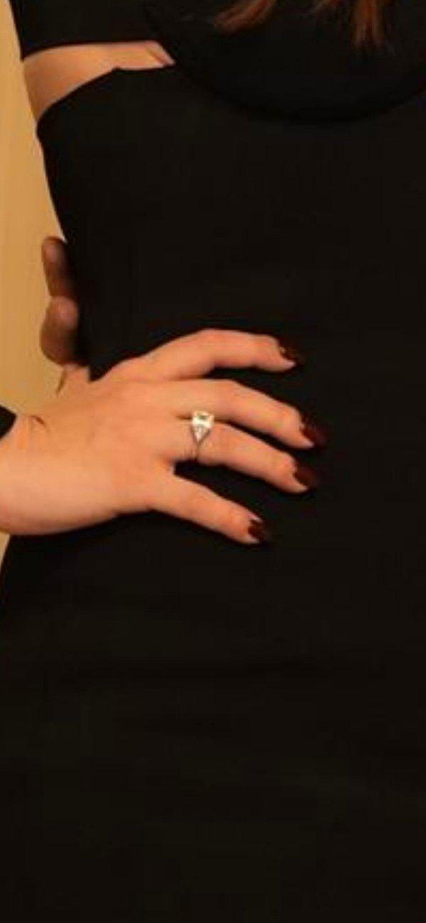 Demet Özdemir'in yüzüğü en çok merak edilenlerden. Tv100'den Barış Agil'in özel haberine göre Koç'un Özdemir'e aldığı 4 karatlık yüzüğün fiyatı 60 bin dolar. Yani 818 bin TL.