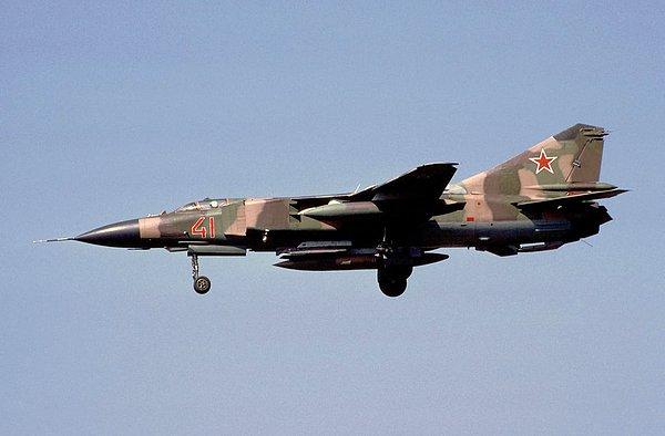 6. 1989 yılında bir Sovyet pilotu, teknik sorunlar yaşadıktan sonra Polonya üzerinde bir Mig-23 savaş uçağından fırladı.